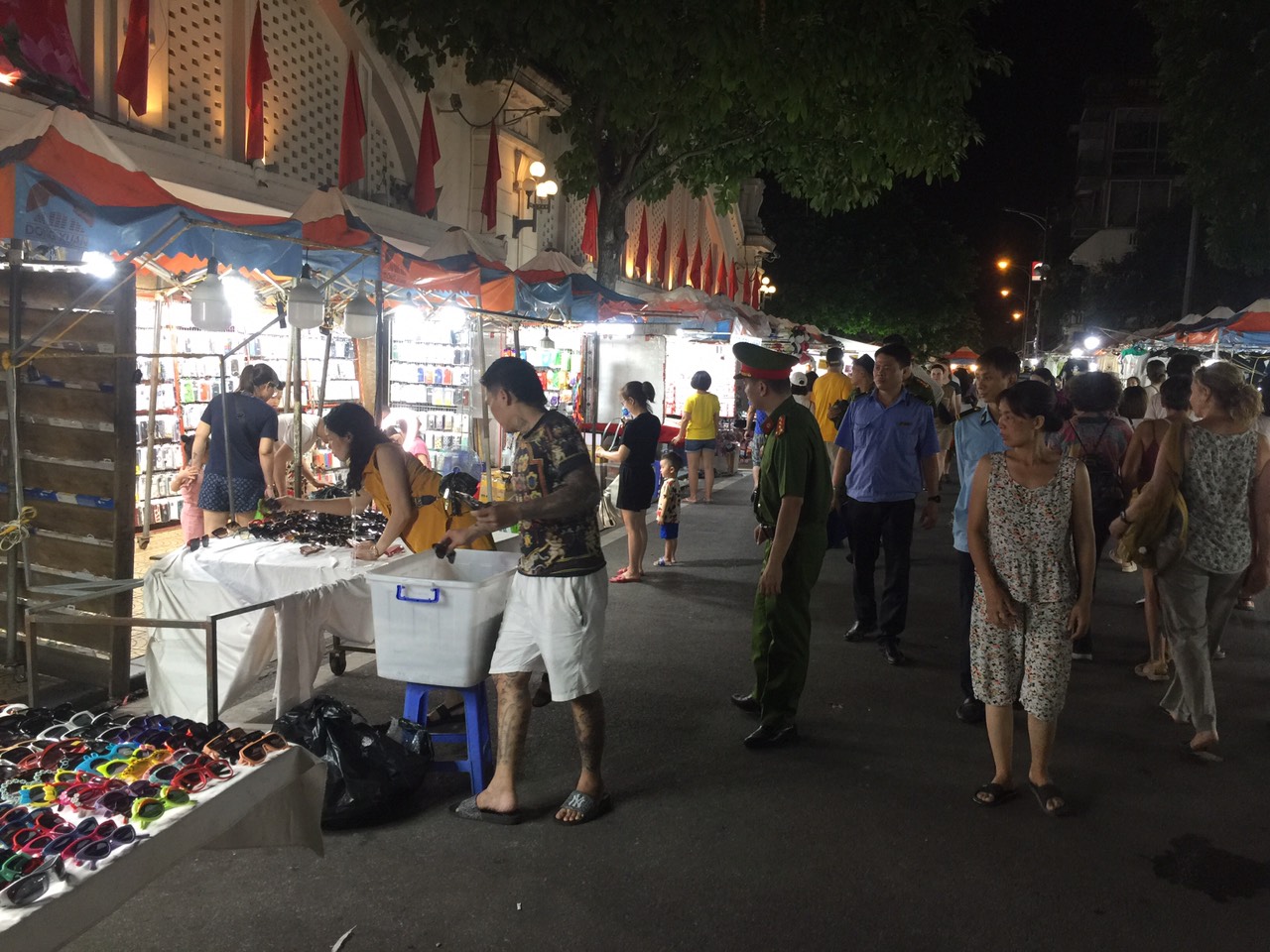 Dong Xuan Night Market and Walking Street - An attractive destination for tourists