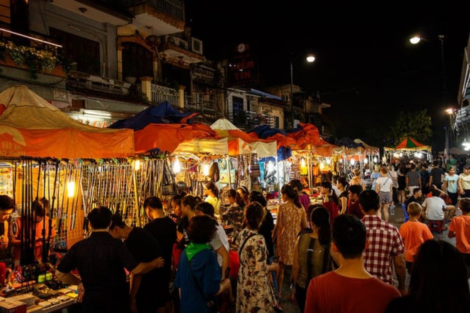 Dong Xuan Night Market and Walking Street - An attractive destination for tourists