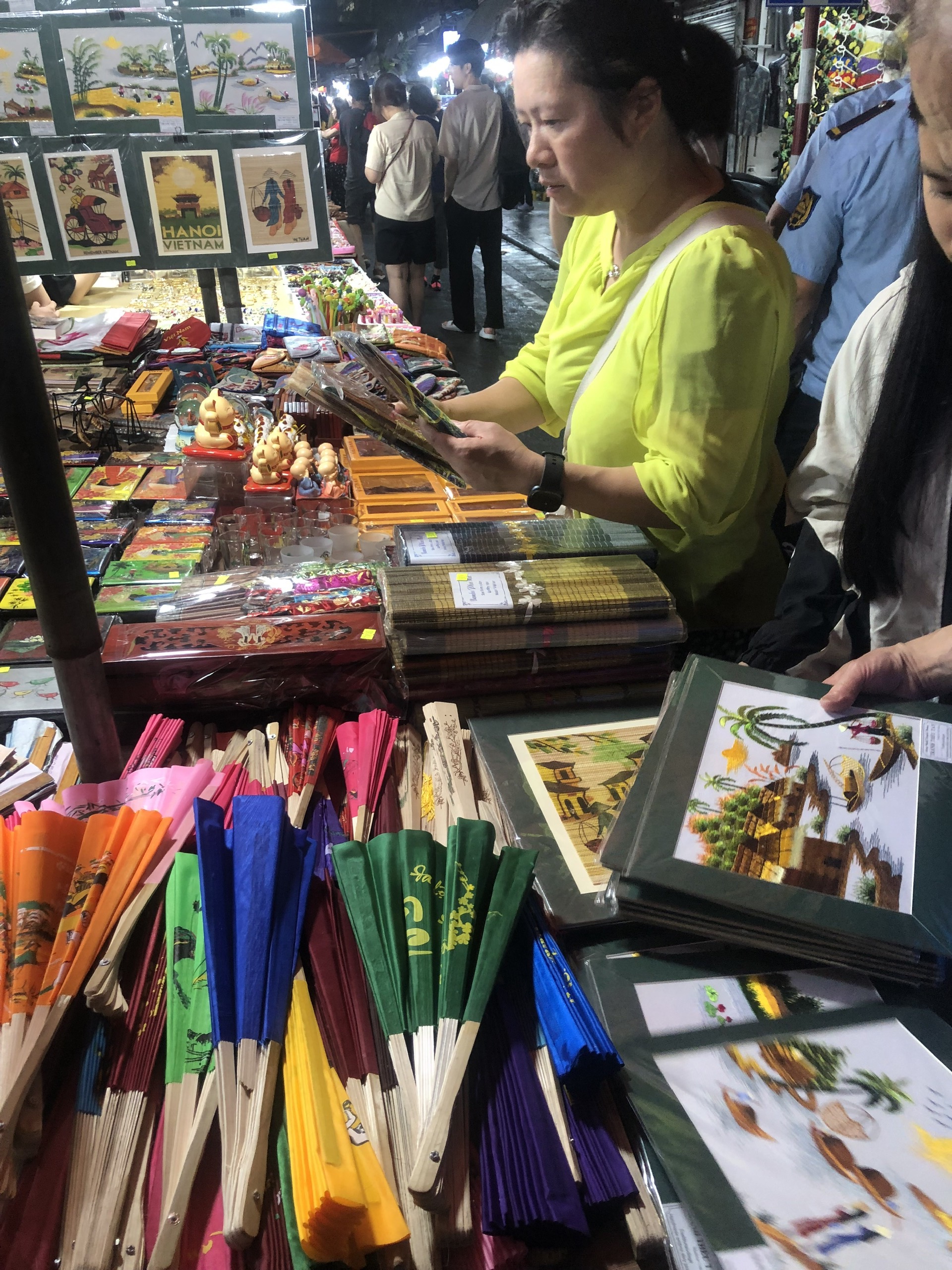 Dong Xuan Night Market and Walking Street - An attractive destination for tourists