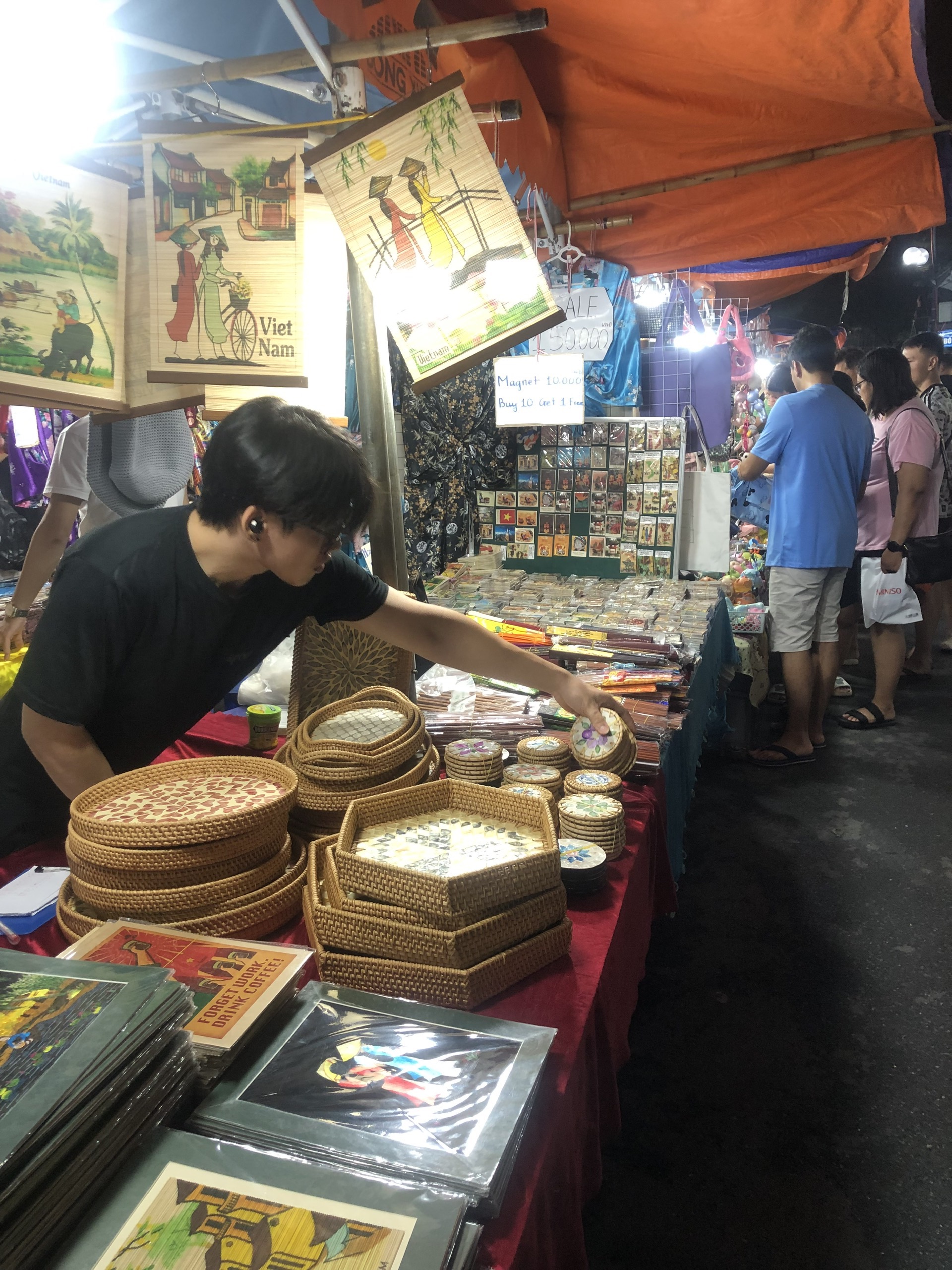 Dong Xuan Night Market and Walking Street - An attractive destination for tourists