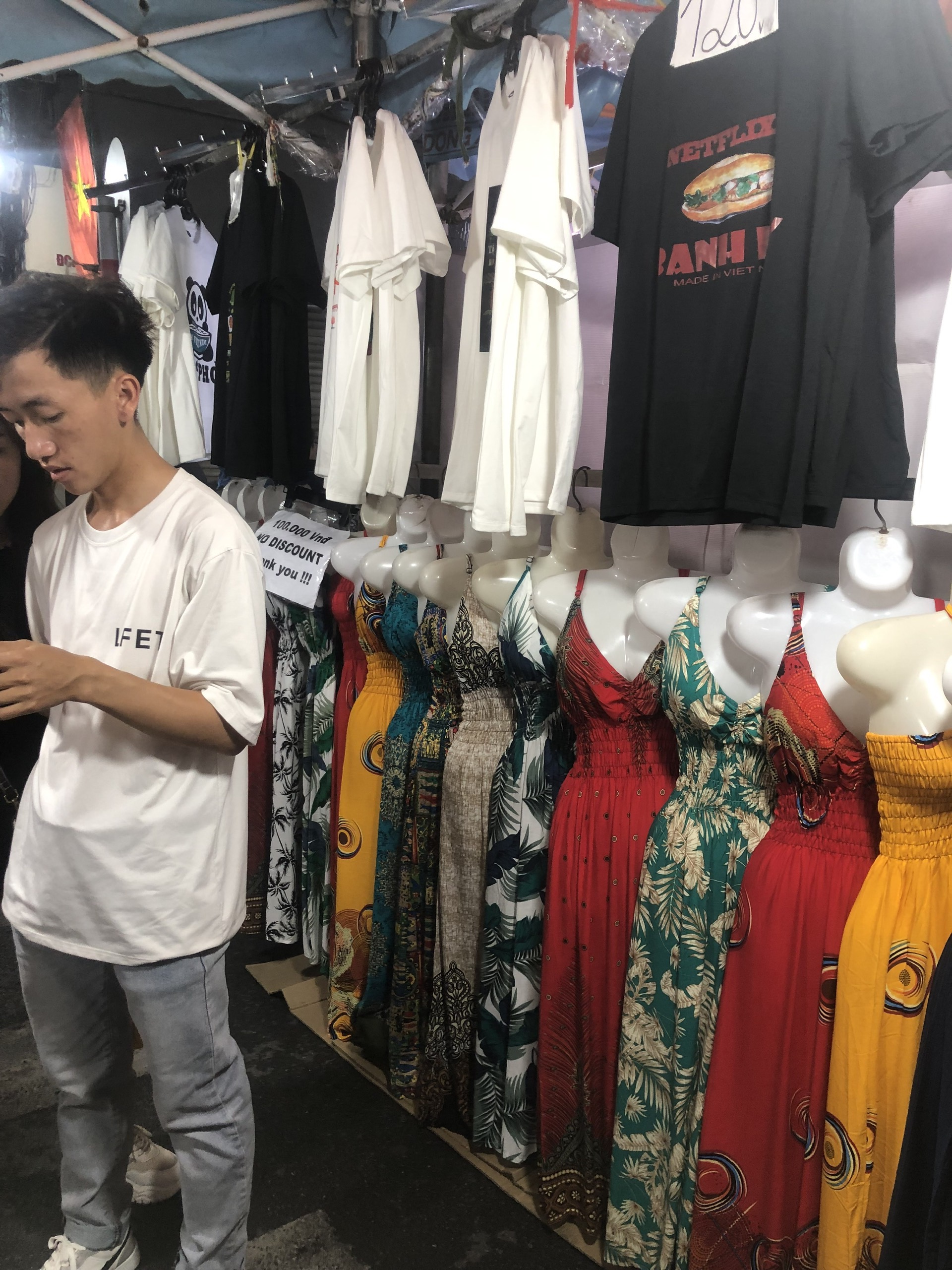 Dong Xuan Night Market and Walking Street - An attractive destination for tourists