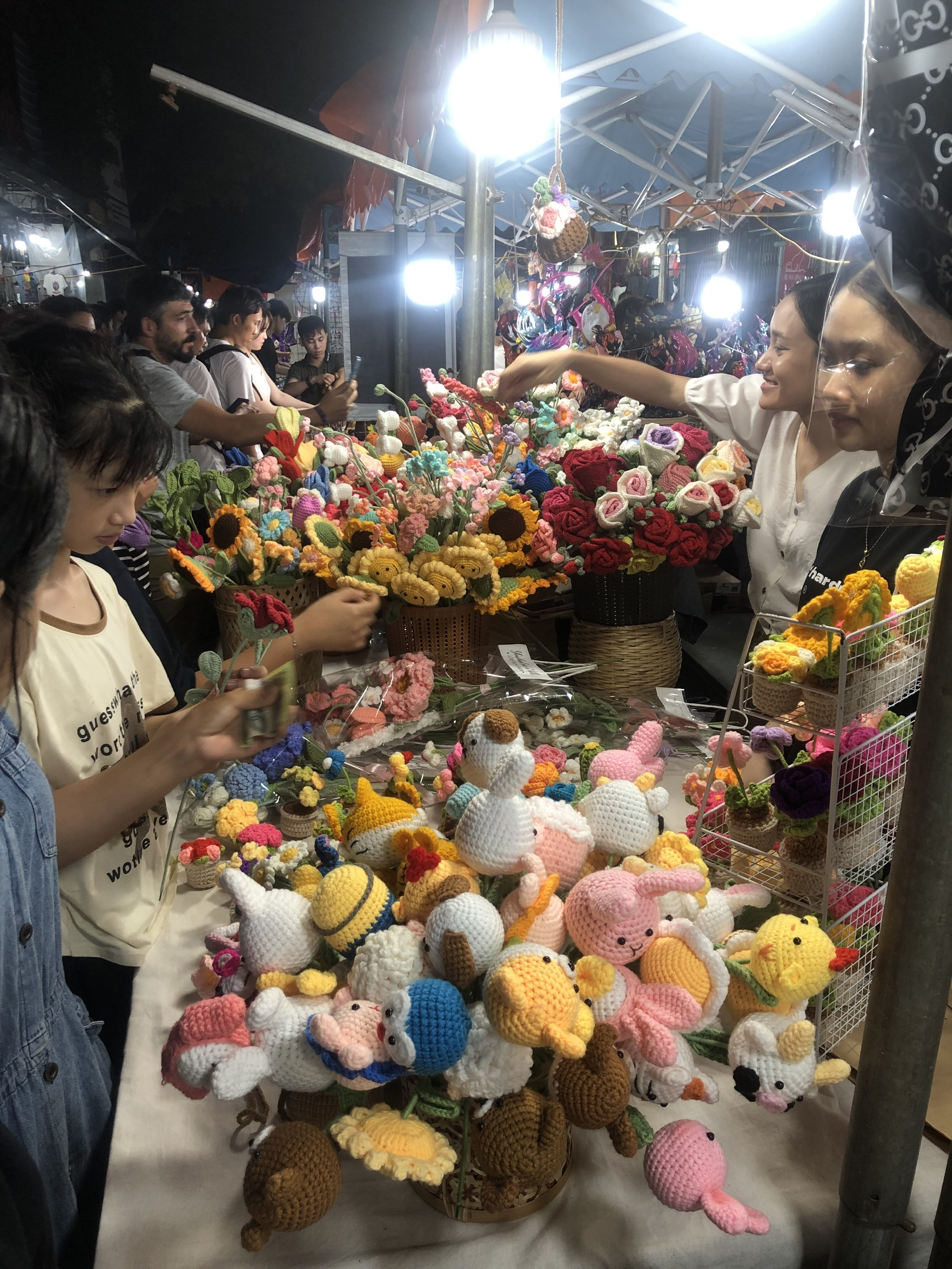 Dong Xuan Night Market and Walking Street - An attractive destination for tourists