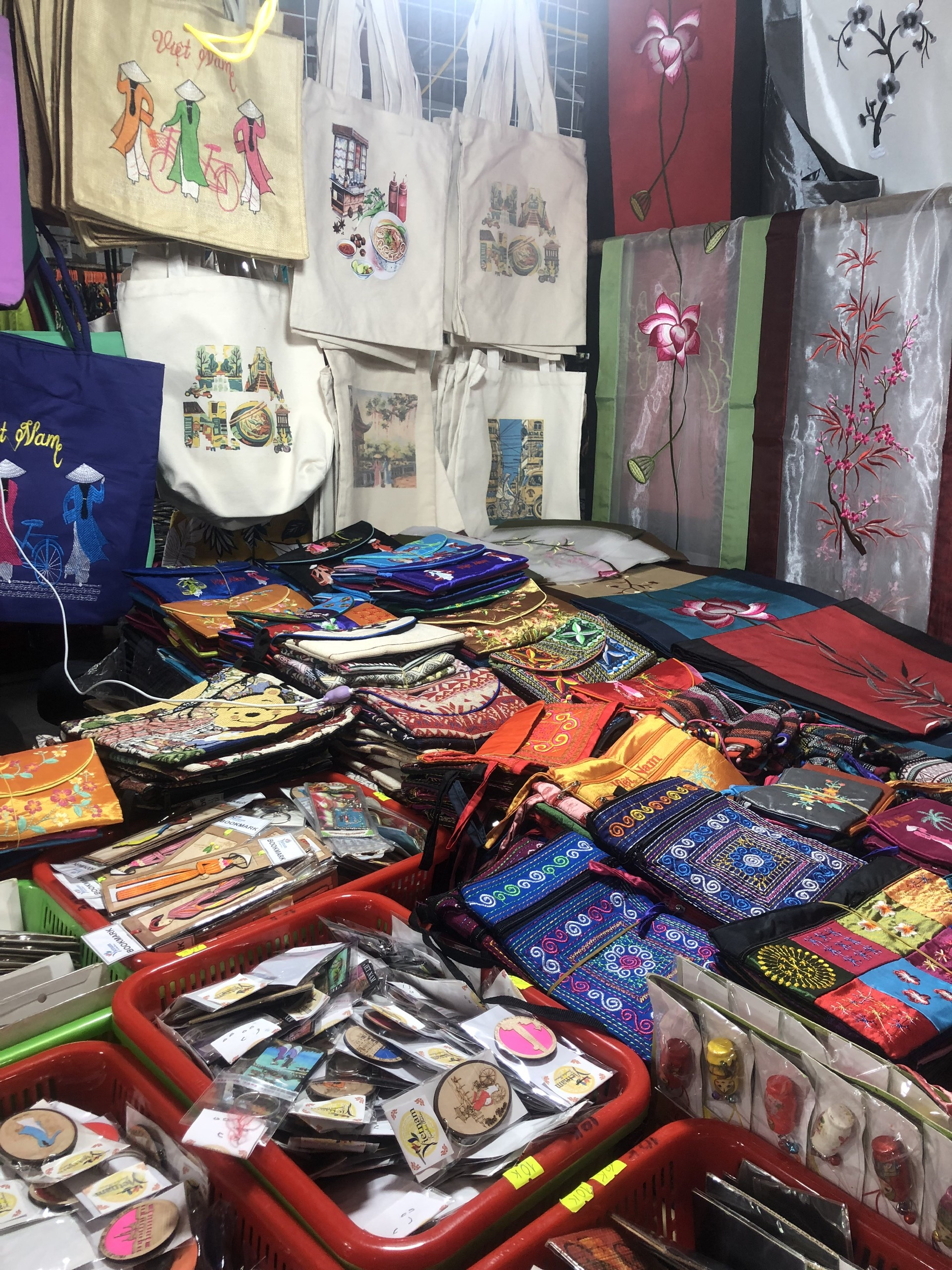 Dong Xuan Night Market and Walking Street - An attractive destination for tourists