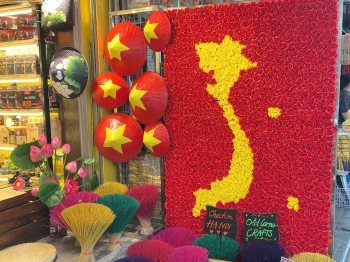 Không khí chào mừng kỷ niệm 50 năm ngày giải phóng miền Nam thống nhất đất nước 30/4/1975-30/4/2025 tại chợ Đồng Xuân