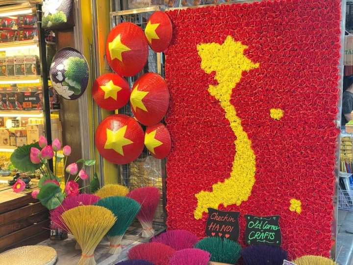 The atmosphere to celebrate the 50th anniversary of the liberation of the South to reunite the country April 30, 1975-30/April 2025 at Dong Xuan Market