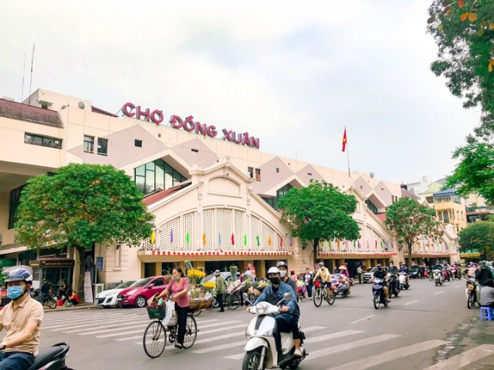 Dong Xuan Market is an interesting tourist attraction in Hanoi