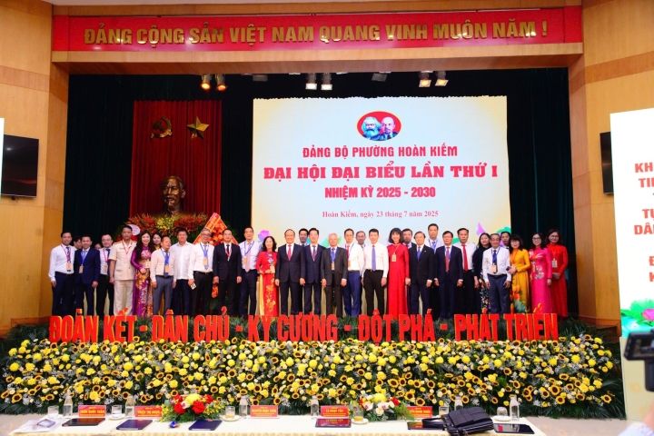 The presentation of the Secretary of the Party Committee - Chairman of the Board of Directors of Dong Xuan Joint Stock Company at the First Party Congress of Hoan Kiem Ward Party Committee