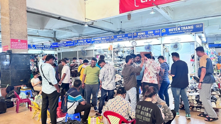 A group of 4,500 Indian guests came to shop at Dong Xuan Market on their first day in Vietnam