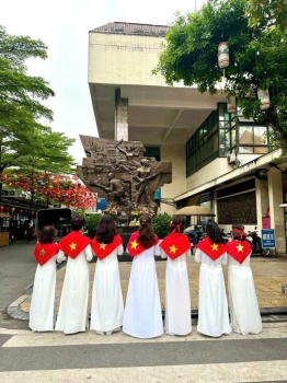 Không khí rộn ràng kỷ niệm 80 năm Quốc khánh tại Chợ Đồng Xuân