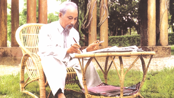 UNCLE HO VISITS THE DONG XUAN TET MARKET