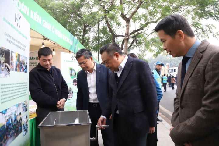 Dong Xuan Joint Stock Company's exhibition booth responded to the emulation movement 