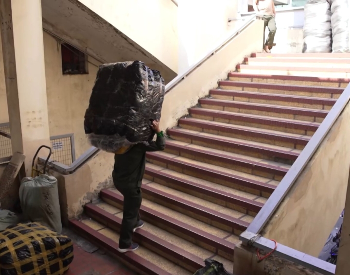 Porter at the market - A difficult job to make a living