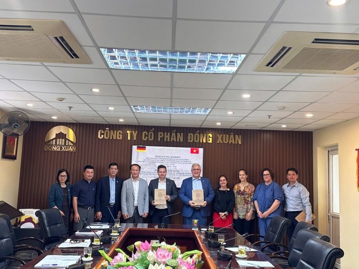 LEADERS OF DONG XUAN JOINT STOCK COMPANY WORKED WITH THE DELEGATION OF LICHTENBERG DISTRICT - GERMANY