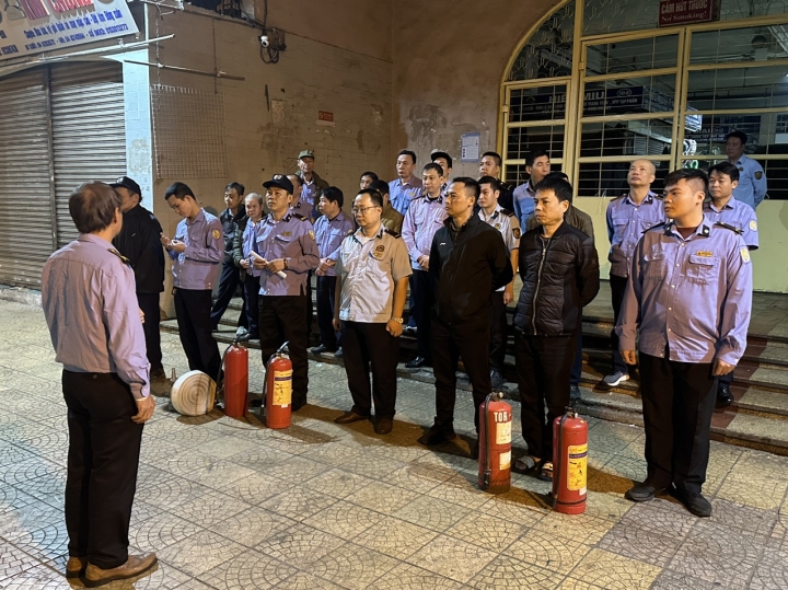 The joys and sorrows of being a security guard at Dong Xuan market