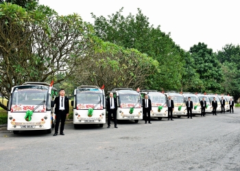 Đi xe điện ngắm phố cổ